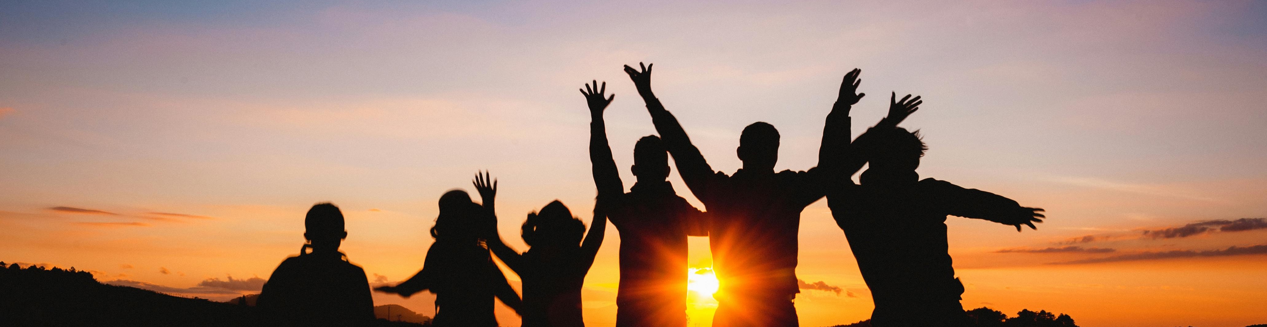 Personas felices en comunidad